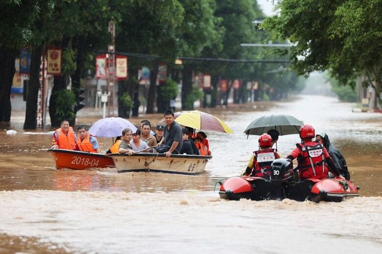 8月23日、台風１９号による豪雨で中国広西チワン族自治区で洪水が発生、救助隊員がボートで被災住民を避難させている　cnsphoto via REUTERS