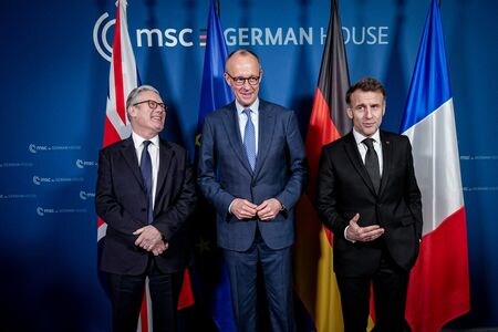 写真は左からスターマー英首相、メルツ独首相、マクロン仏大統領。ドイツ・ミュンヘンで13日撮影。Kay Nietfeld/Pool via REUTERS