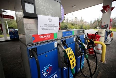 　４月１４日、原油先物価格はアジア時間の取引で続伸している。英国で２０２０年３月撮影（２０２１年　ロイター／Molly Darlington）