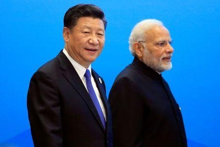 中国外務省は新型コロナウイルス感染の深刻な拡大に見舞われているインドを支援する意向を表明した。写真は２０１８年６月、中国・青島で会談する習近平・国家主席とインドのモディ首相（２０２１年　ロイター/Aly Song）