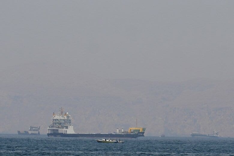 写真はホルムズ海峡の船舶。4月20日、オマーンのムサンダム沖で撮影。REUTERS