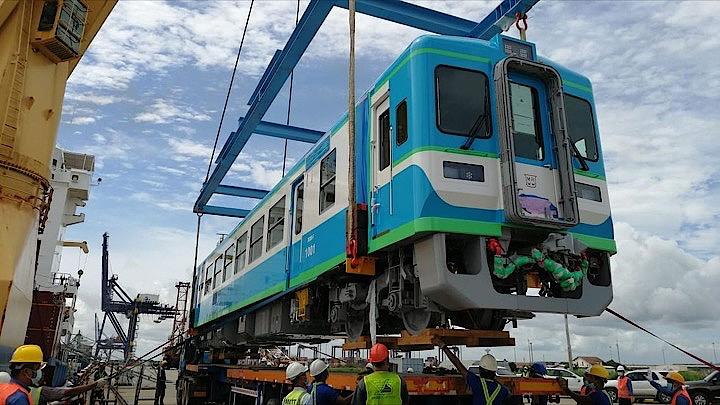ミャンマーのティラワ港に陸揚げされる新潟トランシス製の車両（写真：嶋村禎一）