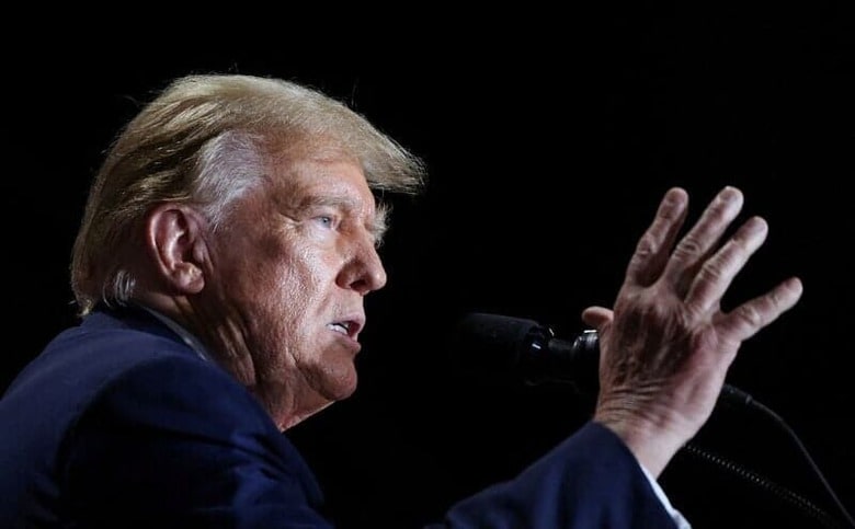 トランプ前米大統領の弁護団は１８日、一族企業が資産価値を偽って不正な利益を得たとして４億５４００万ドルの支払いを命じたニューヨーク州地裁の判決について、控訴中に資産の差し押さえを防ぐための保証金を引き受ける保証会社を確保できていないと明らかにした。バージニア州リッチモンドで２日撮影（２０２４年　ロイター/Jay Paul）