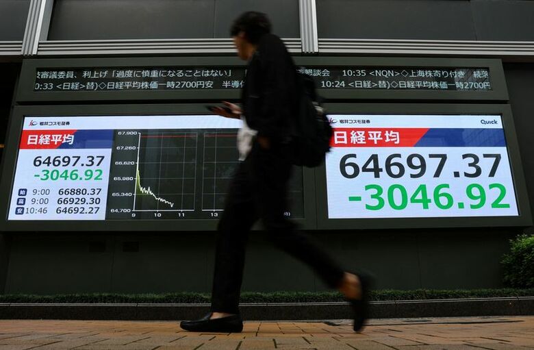 10月15日、都内の株価ボード前で撮影。REUTERS/Issei Kato
