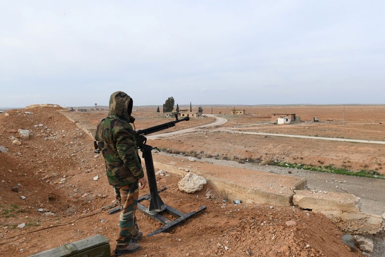 シリア北部イドリブのアサド政権軍兵士（2018年1月）　SANA/Handout via REUTERS