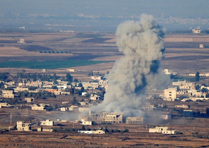 イスラエルが占領するゴラン高原からシリアでの爆発を撮影　Ronen Zvulun-REUTERS