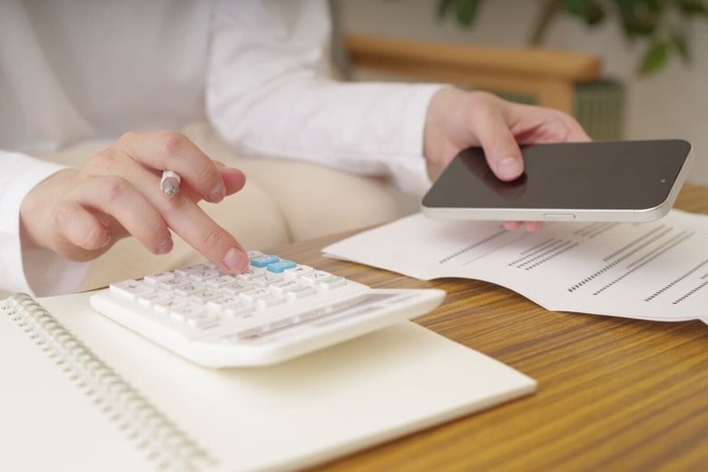 1998年以降、20代世帯の可処分所得は伸びておらず微減している　photoAC