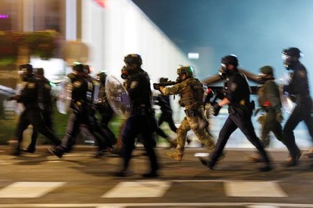 　トランプ米大統領は２７日、米軍にオレゴン州ポートランドへの派兵を指示し、「国内のテロリスト から移民捜査局施設を守るため、必要であれば武力行使を許可する」と述べた。写真はトランプ政権の移民政策に対する抗議デモに対する取り締まりの様子。オレゴン州ポートランドの収容施設周辺で１日撮影（２０２５年　ロイター/John Rudoff）