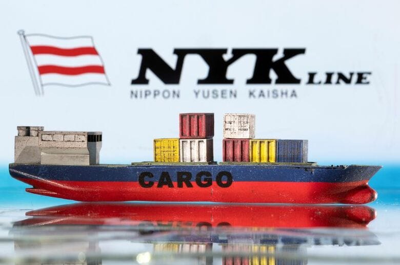 写真は日本郵船（NYK）のロゴと貨物船の模型。2022年3月撮影。REUTERS/Dado Ruvic
