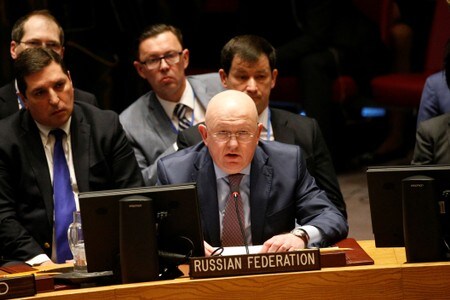 　４月９日、ロシアのネベンジャ国連大使は、シリア政府が化学兵器を使用したとの報道を受けて米国が攻撃に出れば「重大な反動」を招く恐れがあると警告した。写真は国連本部で演説する同国連大使。ニューヨークで撮影（２０１８年　ロイター／BRENDAN MCDERMID）