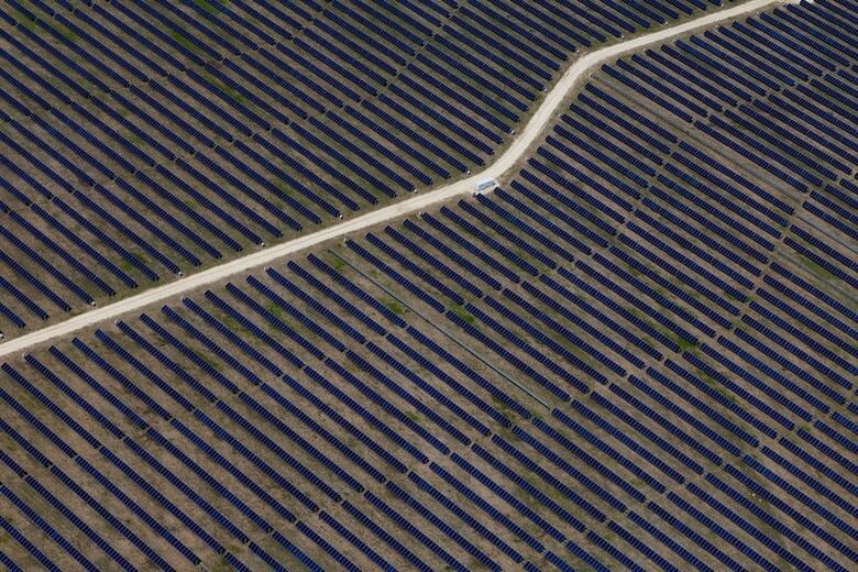テキサス州の太陽光発電所、2025年4月撮影 REUTERS/Daniel Cole