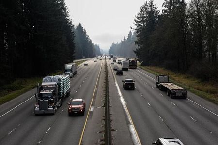 　６月２１日、米環境保護局（ＥＰＡ）は、少なくとも２０３０年モデルまでを対象にした、より厳しい自動車排出ガス規制を来年３月までに新たに提案する計画を明らかにした。写真は２０２１年１２月、ワシントン州オリンピア近郊で撮影（２０２２年　ロイター／Stephanie Keith）
