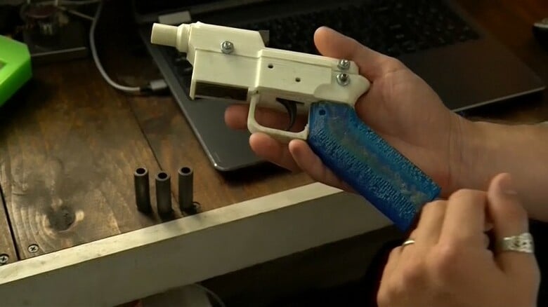 ７月３１日、８月１日に予定されていた３Ｄプリンターを使った拳銃製造方法のインターネット公開について、米シアトル連邦地方裁判所は前日の３１日に公開の差し止め命令を下した。写真は映像から（２０１８年　ロイター）