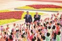 習（左）の先導で歓迎式典に向かうトランプ（5月14日、北京）　MINISTRY OF FOREIGN AFFAIRS OF CHINA-UPI/AFLO