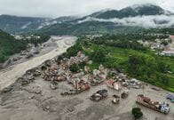 ネパール・中国国境の大規模土石流、増える死者　不明1000人以上