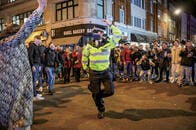 ワクチン接種で街は「緩和」へ　イギリス警官が喜びの舞