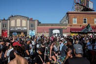 【フォトエッセー】抗議と嘆きと連帯の聖地になったジョージ・フロイド殺害現場