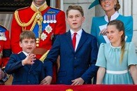 【動画】ジョージ王子が弟ルイ王子に「エチケットを伝授する姿」が話題に...「反逆児キャラ」「なんで止めたの？」