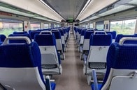 「吐きそうになった...」高速列車で前席のカップルが「最悪の行為」に及んでる...インド人男性の投稿にSNSで怒り爆発