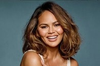 クリッシー・テイゲンのグラミー衣装に賛否...「ビアンカ・センソリと競ってる？」との声も