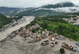 ネパール・中国国境の土石流、1500人近く不明　外国人800人超か