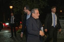 イランとオマーン、ホルムズ海峡の管理巡り協議へ＝アラグチ外相