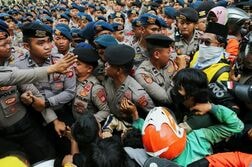 インドネシア、反政府デモから1年で学生集会　首都など警備強化