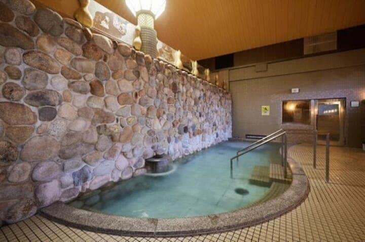 銀泉は「有馬温泉商店街」から程近い「銀の湯」で