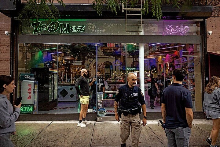 違法販売店を摘発するニューヨーク市警