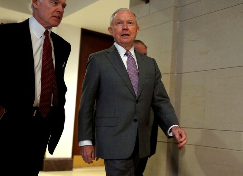 １１月３０日、セッションズ米司法長官は同日開かれた下院情報特別委員会の非公開公聴会で、トランプ大統領からロシアの大統領選介入疑惑の捜査を妨害するよう指示を受けたかどうかについて回答を拒否した。民主党議員らが明らかにした。公聴会を終え、委員会室を後にする同米司法長官（中央）。ワシントンで撮影（２０１７年　ロイター／Joshua Roberts）