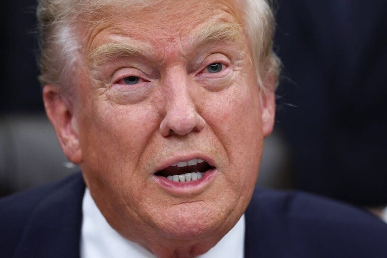 政府再開のためのつなぎ予算法案に署名した日のトランプ（11月12日、ホワイトハウス）　REUTERS/Kevin Lamarque