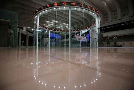 抜群の営業利益率を誇るキーエンスが時価総額でソフトバンクグループを一時上回り、国内企業でトヨタ自動車に次ぐ２位に躍り出た。写真は東京証券取引所で２０１３年４月撮影（２０２１年　ロイター／Yuya Shino）