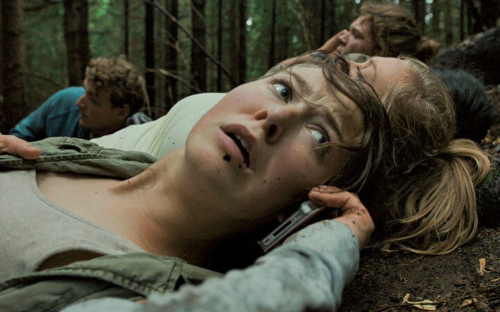 主人公カヤは状況がのみ込めないまま、ウトヤ島の中を逃げ惑う　(c) 2018 PARADOX