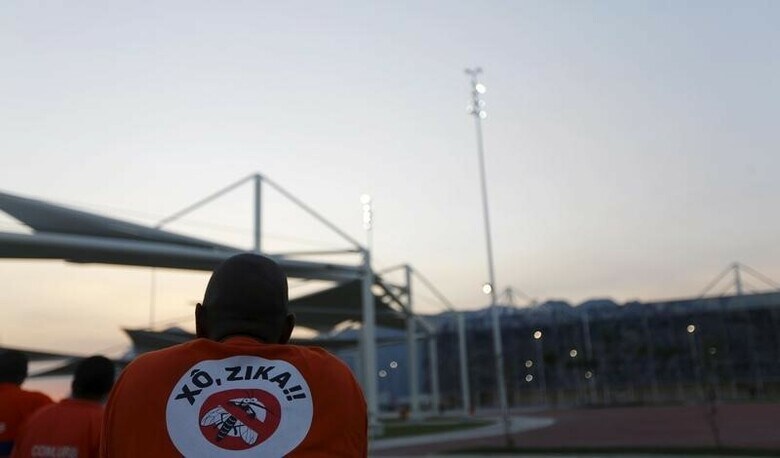 ５月２７日、ジカ熱の感染拡大を理由に、専門家が夏季五輪の延期か、開催地変更を求めている。写真は「ジカ熱は飛んで行け」と書かれたＴシャツ姿の労働者。リオデジャネイロで４月撮影（２０１６年　ロイター／Ricardo Moraes）