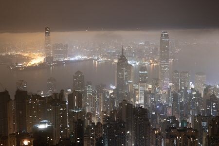 今年アジアで新設された最大級のヘッジファンドの１つ、アローポイント・インベストメント・パートナーズが香港のオフィスを拡大する。香港の高層ビル街、２０２３年撮影。（2024年　ロイター/Tyrone Siu）