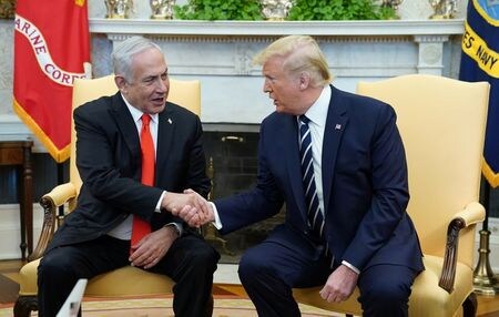 トランプ米大統領（右）は２７日、ホワイトハウスでイスラエルのネタニヤフ首相と会談し、米国政府が策定してきた中東和平案を２８日に発表すると明らかにした（２０２０年　ロイター/KEVIN LAMARQUE）