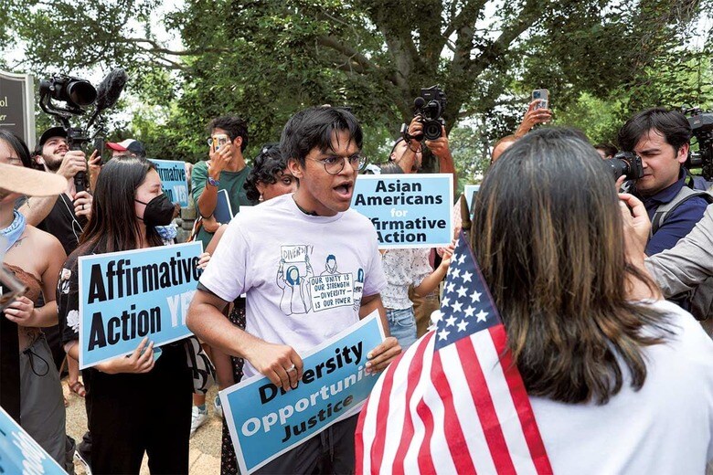 最高裁判断の当日には、アファーマティブ・アクションへの支持を訴えるアジア系アメリカ人の若者たちの姿も　EVELYN HOCKSTEINｰREUTERS