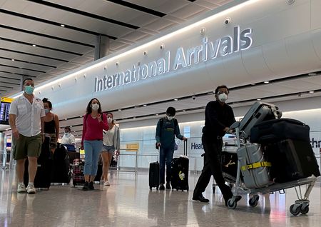 英ロンドンのヒースロー空港は１１日、７月の搭乗利用者数が６００万人を上回ったとし、７－９月では計約１６００万人を見込むと発表した。写真は２０２０年７月、ロンドンで撮影（２０２２年　ロイター/Toby Melville）
