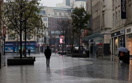 ３月の英国の総合購買担当者景気指数（ＰＭＩ）速報値は７カ月ぶりの高水準となった。閑散としたリバプール中心部で１月撮影。（２０２１年　ロイター/Phil Noble）