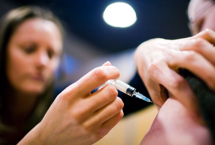 予防接種は本人だけでなく、周囲の人への感染の危険性も防ぐ　Valentin Flauraud-REUTERS