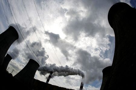 　６月２９日、欧州連合（ＥＵ）欧州委員会は、多国間条約であるエネルギー憲章条約から、ＥＵ加盟国全体が脱退することを提案する準備を整えている。写真は煙を上げる石炭火力発電所。ポーランドのベウハトゥフで２００９年５月撮影（２０２３年　ロイター／Eduardo Munoz）