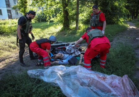 　ウクライナ北東部ハリコフ市で６月２７日、ロシア軍の砲撃によって民間人５人が死亡、２２人が負傷したと、ハルキウ州知事が明らかにした。負傷者には子ども５人が含まれるという（２０２２年　ロイター／Vyacheslav Madiyevskyy）