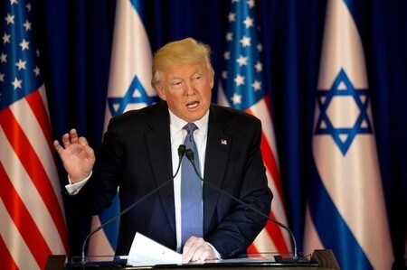 　５月２２日、トランプ米政権が２３日に議会に提出する２０１８年度（１７年１０月─１８年９月）予算教書に、戦略石油備蓄（ＳＰＲ）の半分の売却やアラスカ州の国立野生生物保護区での石油開発承認が盛り込まれることが分かった。写真はトランプ米大統領。イスラエルのエルサレムでの代表撮影（２０１７年／ロイター）