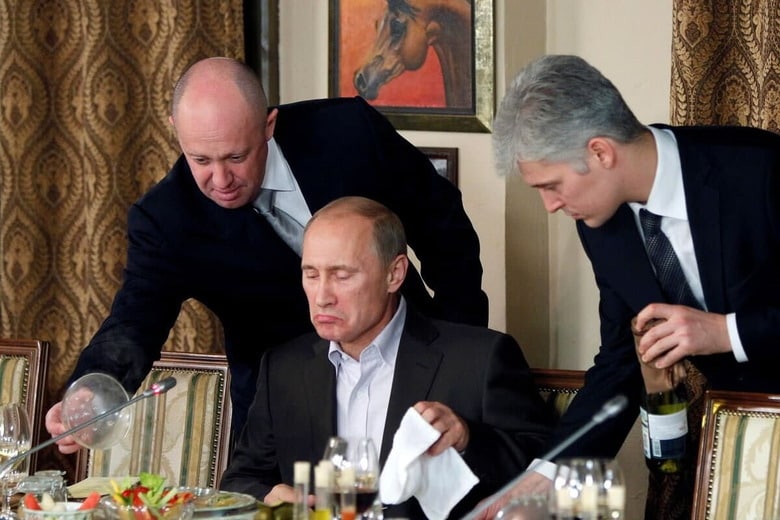 レストランでプーチンの補佐をするプリゴジン（2011年11月）　REUTERS/Misha Japaridze/Pool