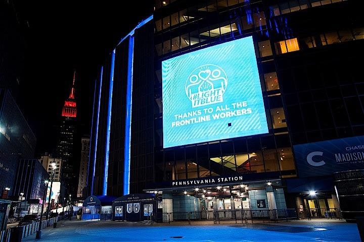 ニューヨークのランドマーク、マディソン・スクエア・ガーデンも医療従事者らに感謝するライトアップを始めた。REUTERS/Eduardo Munoz