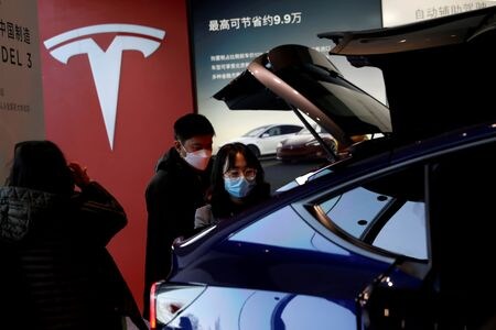 中国乗用車協会（ＣＰＣＡ）が５日発表したデータによると、米電気自動車（ＥＶ）大手テスラが５月に販売した中国製ＥＶの台数は前月比２．４％増の７万７６９５台だった。北京のショールームで２０２１年撮影。（2023年　ロイター/Tingshu Wang）