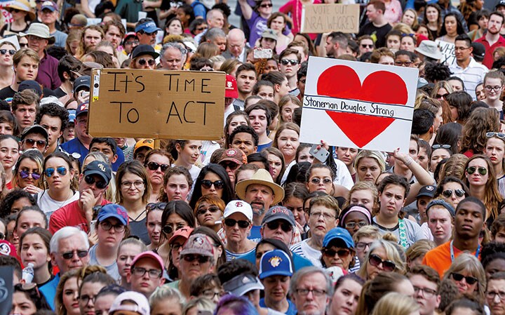 生存者の高校生の積極的な活動で、銃規制をめぐる運動は過去にないほど広がっている　Colin Hackley-REUTERS