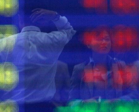 　８月１２日、東京株式市場で日経平均は続伸。写真は都内の株価ボード。２０１０年５月撮影（２０２０年　ロイター／Michael Caronna）
