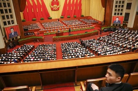 　２月１７日、中国国営の新華社通信は１７日、毎年３月に開催される全国人民代表大会（全人代）の延期案が２４日に全人代常務委員会で討議されると伝えた。写真は全人代の様子。北京で２０１６年３月撮影（２０２０年　ロイター／Damir Sagolj）