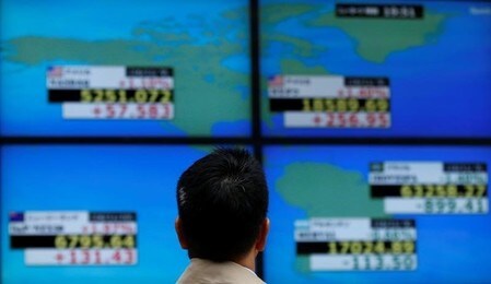 　５月２９日、寄り付きの東京株式市場で、日経平均株価は前営業日比１０円３４銭高の１万９６９７円１８銭となり、小反発して始まった。写真は東京で２０１６年１１月撮影（２０１７年　ロイター/Toru Hanai）